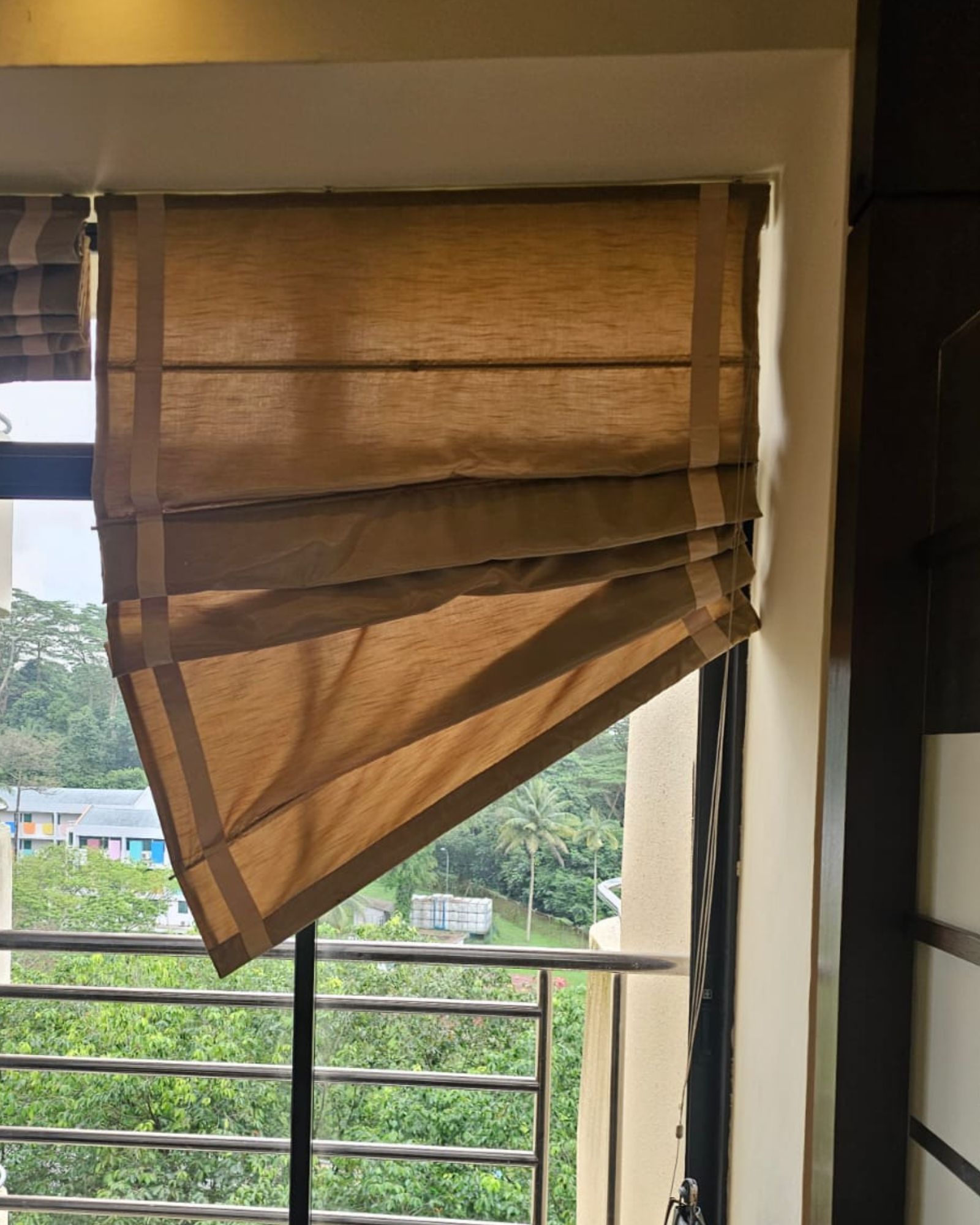 Roman blind lifting unevenly on one side
