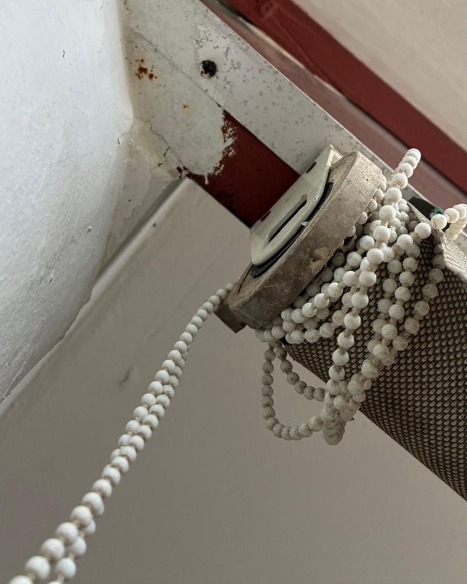 Worn roller blind bracket and beaded controller