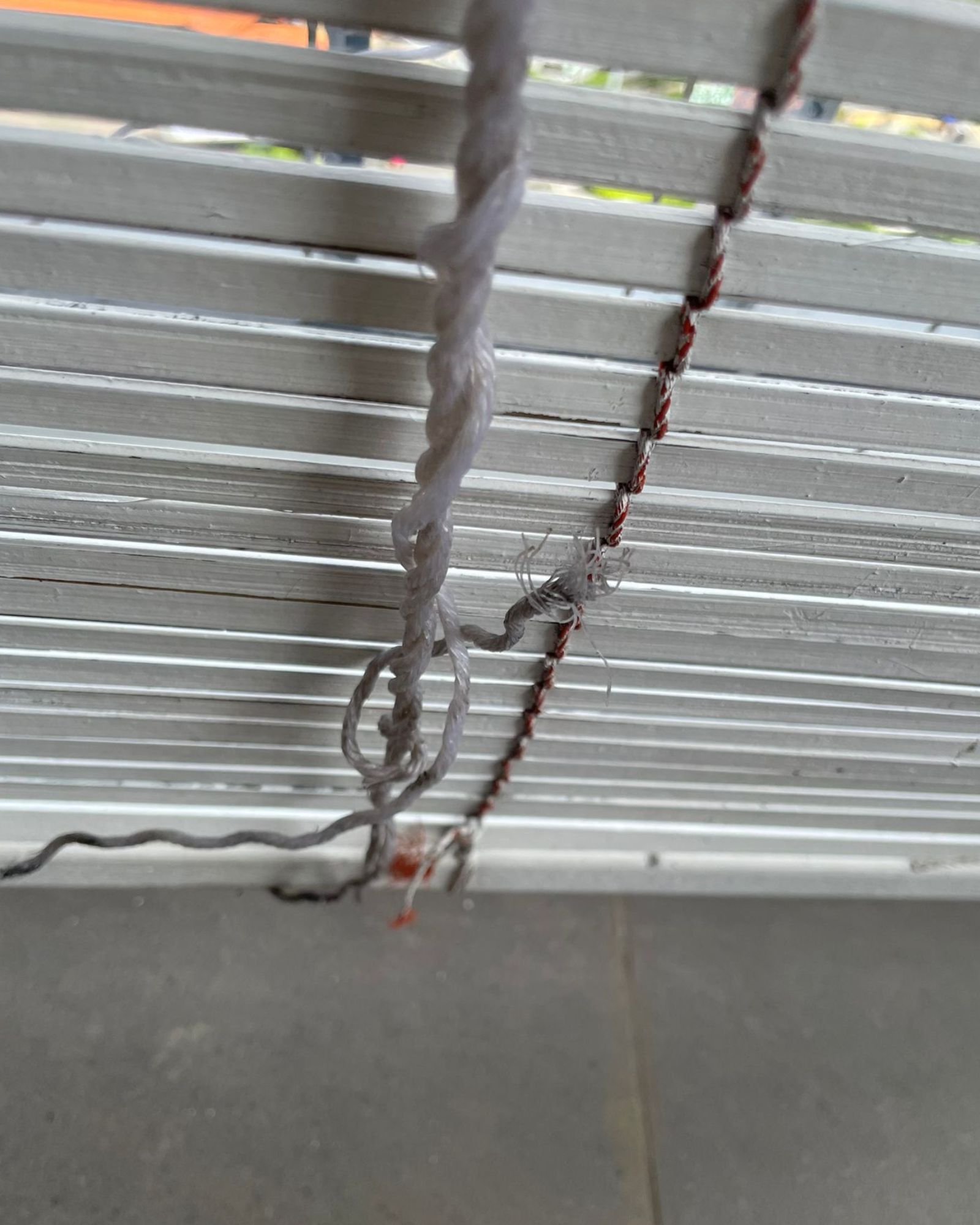 Aluminium venetian blind with a frayed lift cord